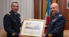 Gen. Giunchi dona una litografia della SAC al Gen. Preziosa